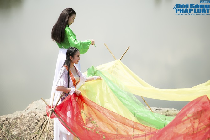 Trà Ngọc Hằng lưng trần nuột nà, nóng bỏng chạm môi diễn viên Min