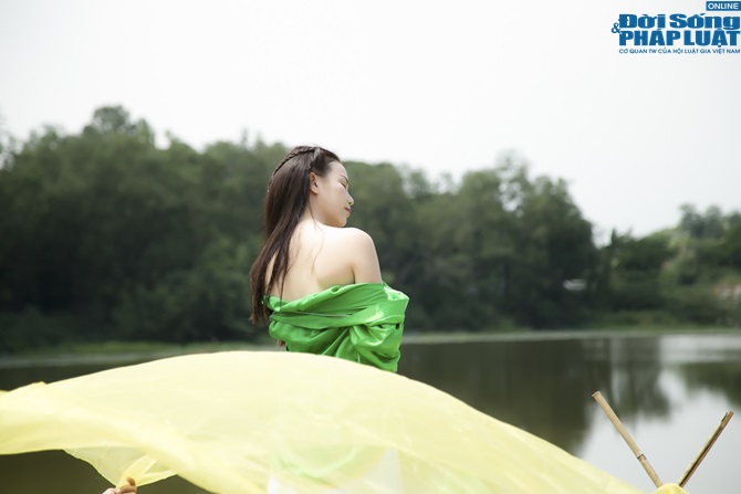 Trà Ngọc Hằng lưng trần nuột nà, nóng bỏng chạm môi diễn viên Min