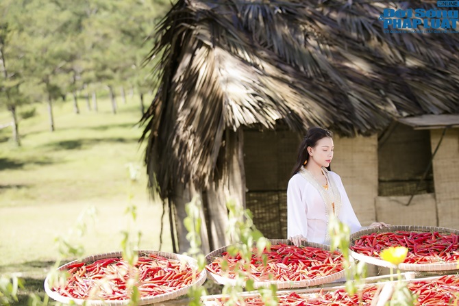 Trà Ngọc Hằng lưng trần nuột nà, nóng bỏng chạm môi diễn viên Min
