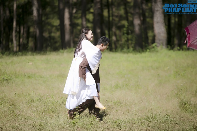 Trà Ngọc Hằng lưng trần nuột nà, nóng bỏng chạm môi diễn viên Min