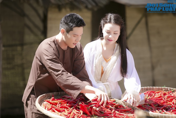 Trà Ngọc Hằng lưng trần nuột nà, nóng bỏng chạm môi diễn viên Min