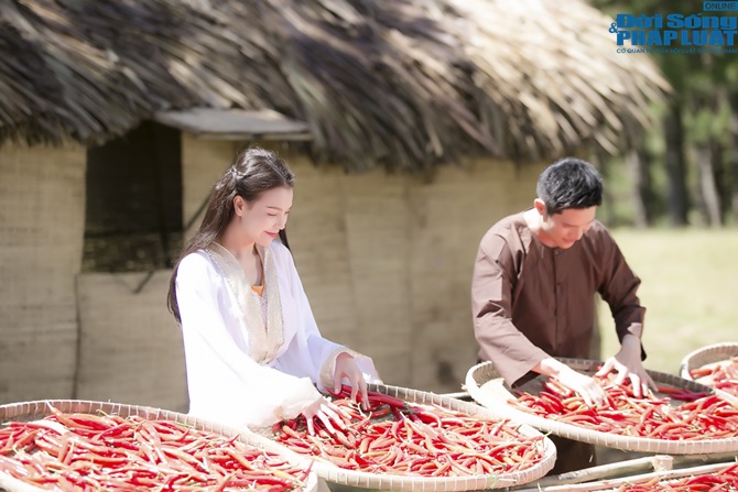 Trà Ngọc Hằng lưng trần nuột nà, nóng bỏng chạm môi diễn viên Min