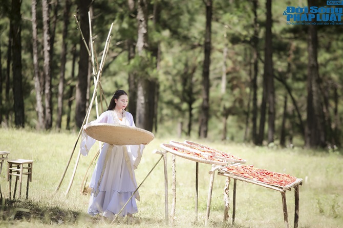 Trà Ngọc Hằng lưng trần nuột nà, nóng bỏng chạm môi diễn viên Min