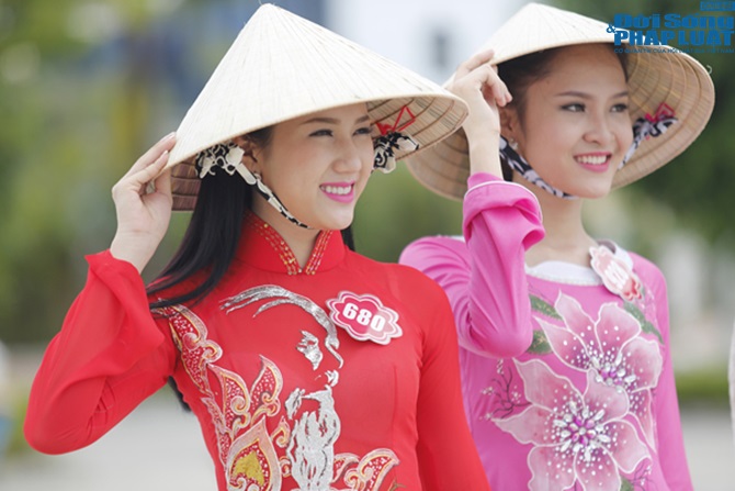Hoa hậu Việt Nam nền nã trong tà áo dài truyền thống