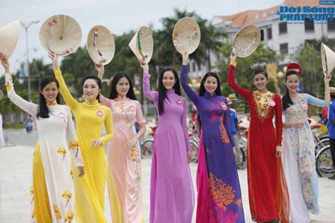 Hoa hậu Việt Nam nền nã trong tà áo dài truyền thống