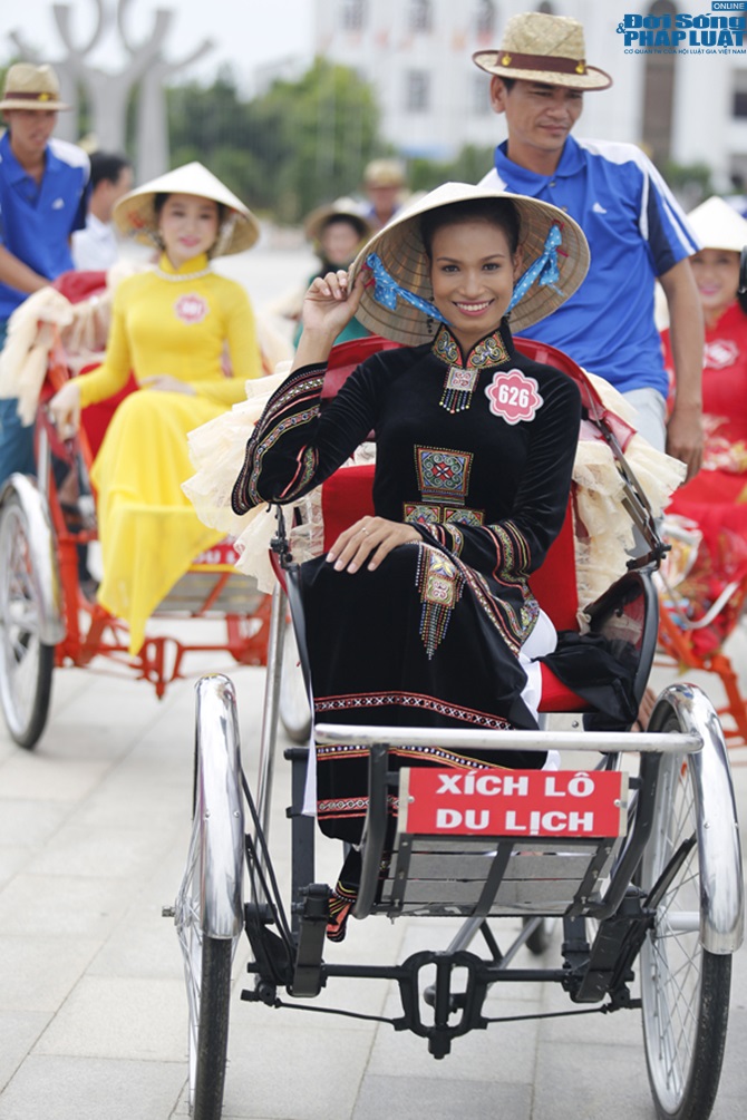 Hoa hậu Việt Nam nền nã trong tà áo dài truyền thống