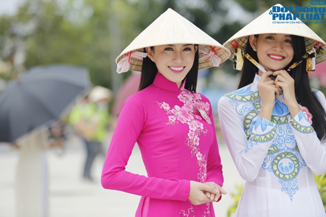 Hoa hậu Việt Nam nền nã trong tà áo dài truyền thống