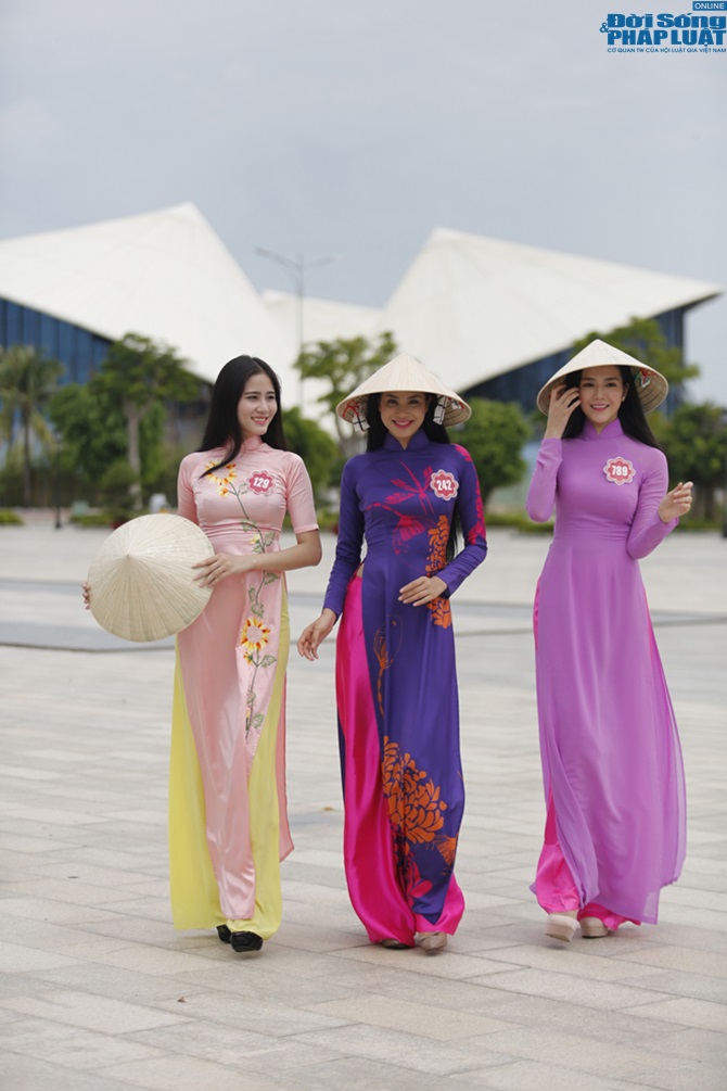 Hoa hậu Việt Nam nền nã trong tà áo dài truyền thống