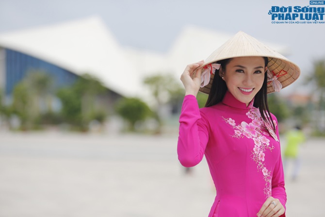 Hoa hậu Việt Nam nền nã trong tà áo dài truyền thống