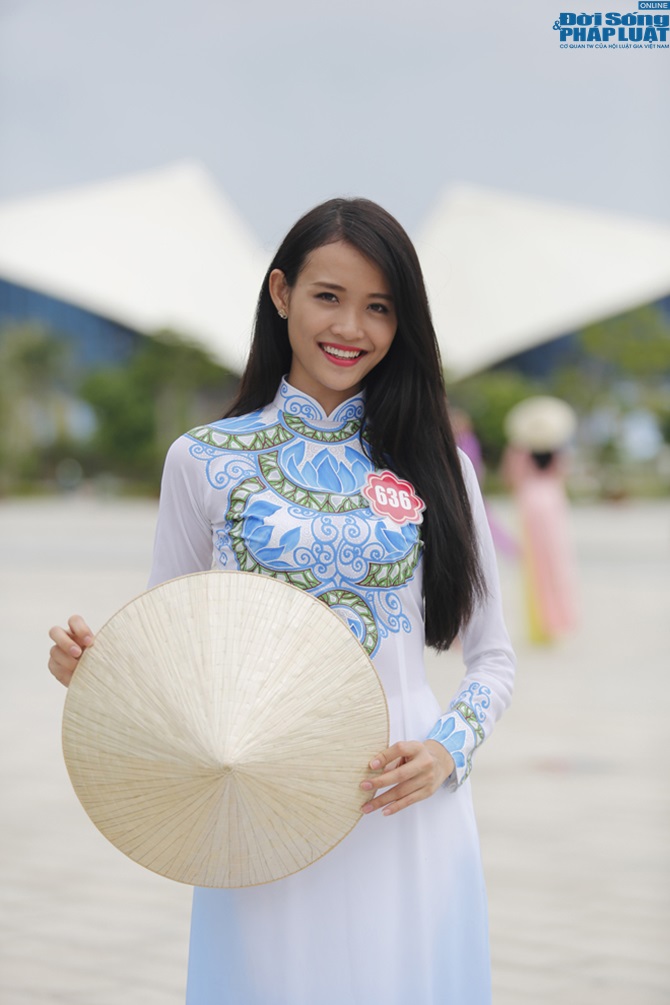 Hoa hậu Việt Nam nền nã trong tà áo dài truyền thống