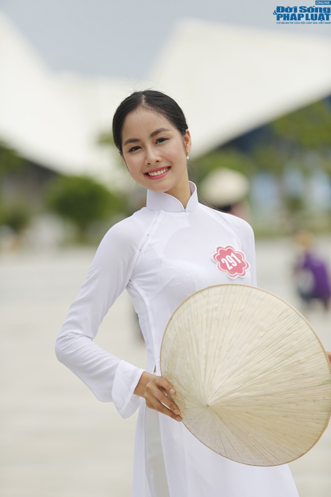 Hoa hậu Việt Nam nền nã trong tà áo dài truyền thống