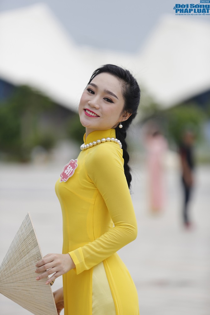 Hoa hậu Việt Nam nền nã trong tà áo dài truyền thống