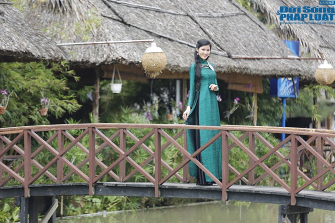 Hoa hậu Việt Nam nền nã trong tà áo dài truyền thống