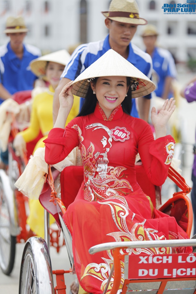 Hoa hậu Việt Nam nền nã trong tà áo dài truyền thống