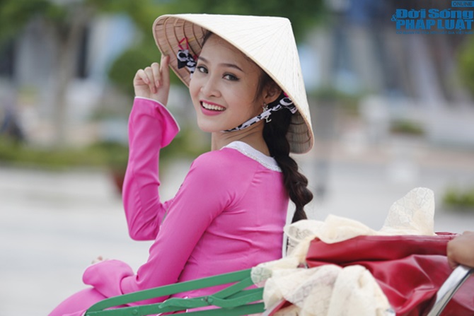 Hoa hậu Việt Nam nền nã trong tà áo dài truyền thống