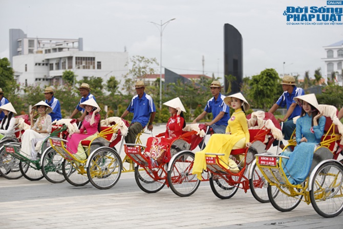 Hoa hậu Việt Nam nền nã trong tà áo dài truyền thống