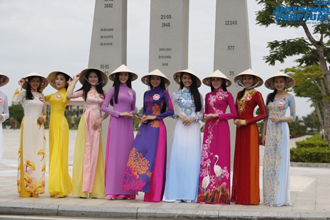 Hoa hậu Việt Nam nền nã trong tà áo dài truyền thống