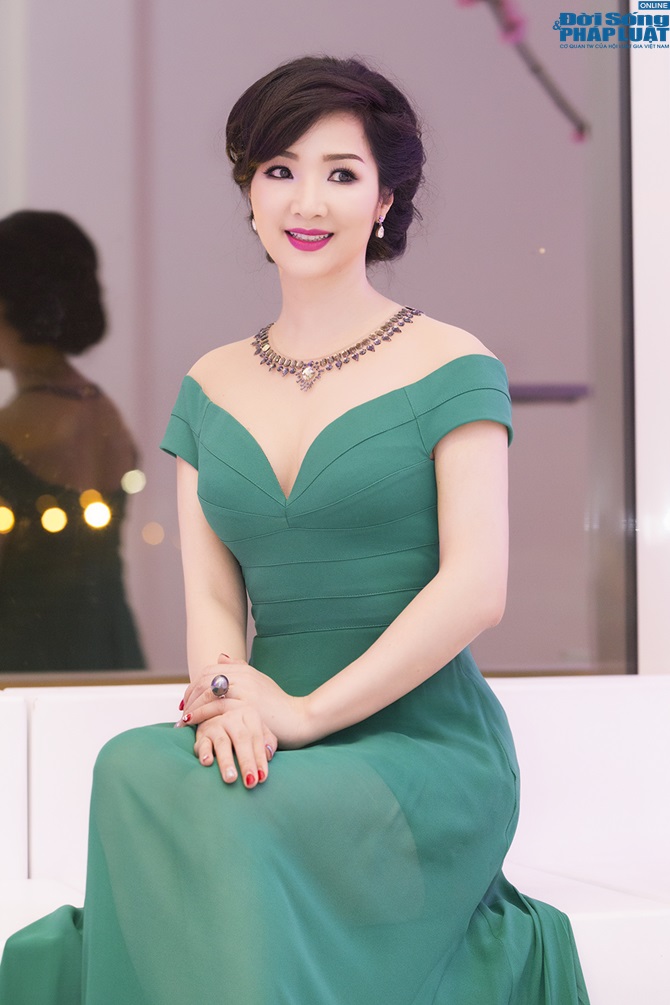 Hoa hậu Giáng My khoe sắc đẹp vạn người mê