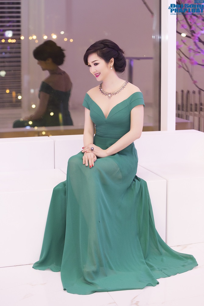 Hoa hậu Giáng My khoe sắc đẹp vạn người mê