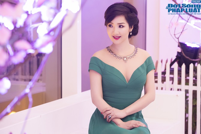 Hoa hậu Giáng My khoe sắc đẹp vạn người mê