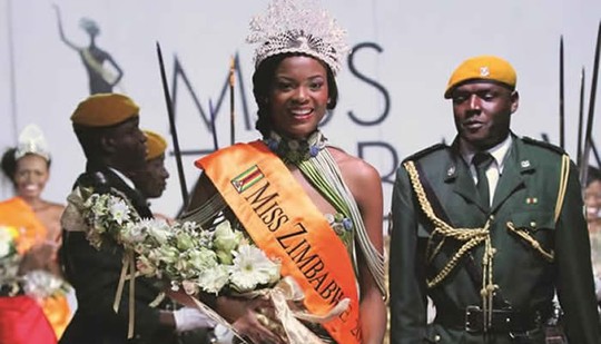 Những hoa hậu bất ngờ trả vương miện Những hoa hậu bất ngờ trả vương miện