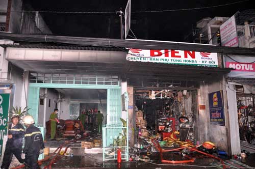 Giải cứu bà cụ 90 tuổi trong vụ cháy tiệm xe 
