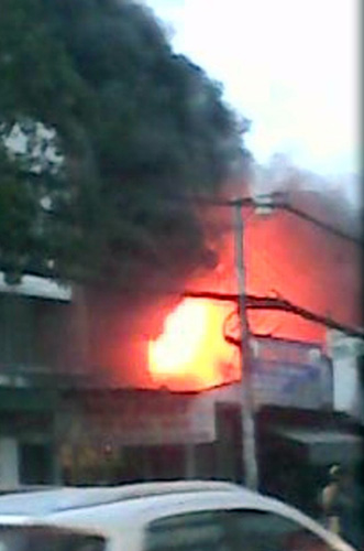 Giải cứu bà cụ 90 tuổi trong vụ cháy tiệm xe 