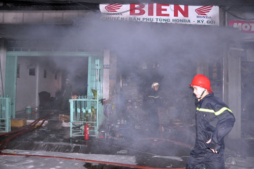 Giải cứu bà cụ 90 tuổi trong vụ cháy tiệm xe 