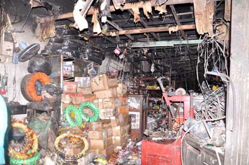 Giải cứu bà cụ 90 tuổi trong vụ cháy tiệm xe 