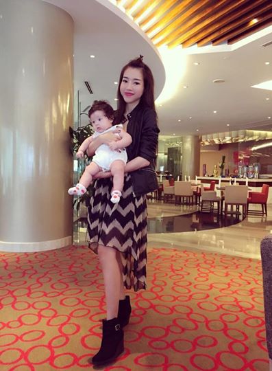 Elly Trần lần đầu cho con gái nhỏ xuất hiện bên ngoài