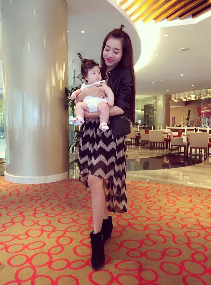 Elly Trần lần đầu cho con gái nhỏ xuất hiện bên ngoài