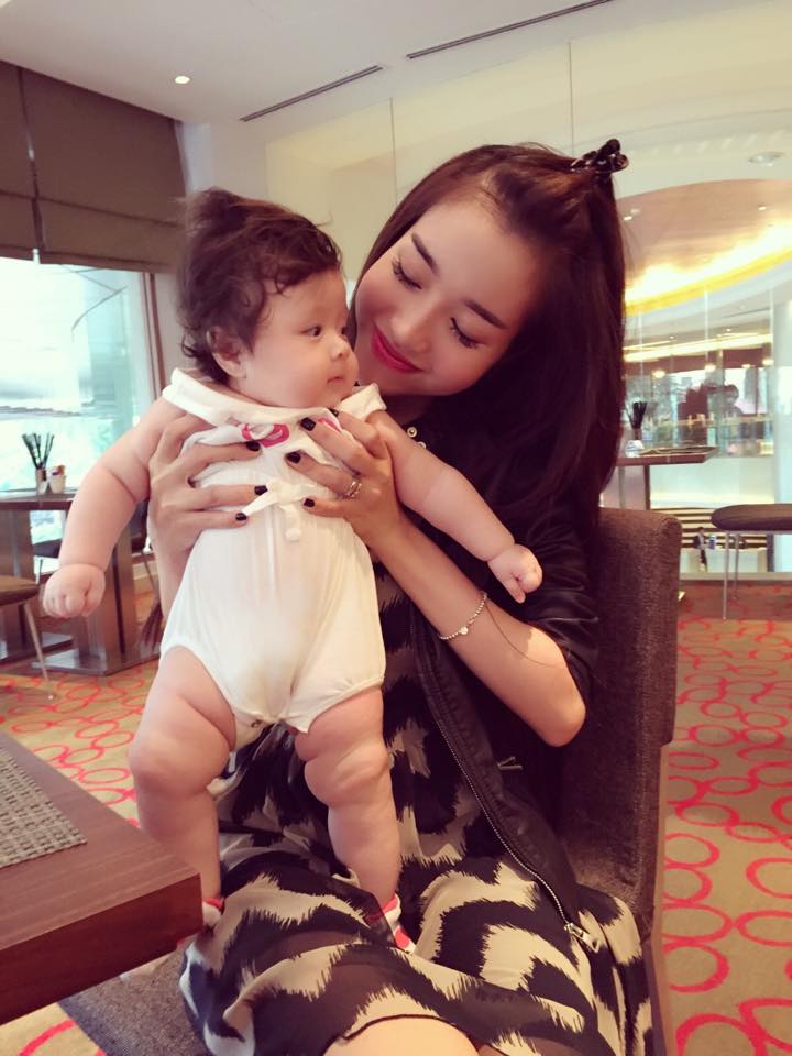 Elly Trần lần đầu cho con gái nhỏ xuất hiện bên ngoài