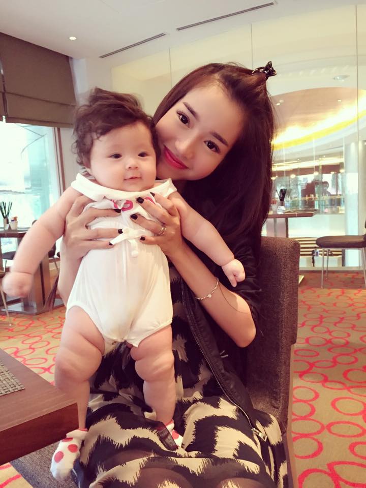 Elly Trần lần đầu cho con gái nhỏ xuất hiện bên ngoài