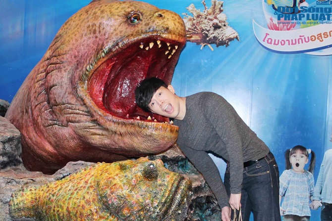 Nathan Lee phấn khích tạo dáng bên thỏ bông khổng lồ tại Thái Lan