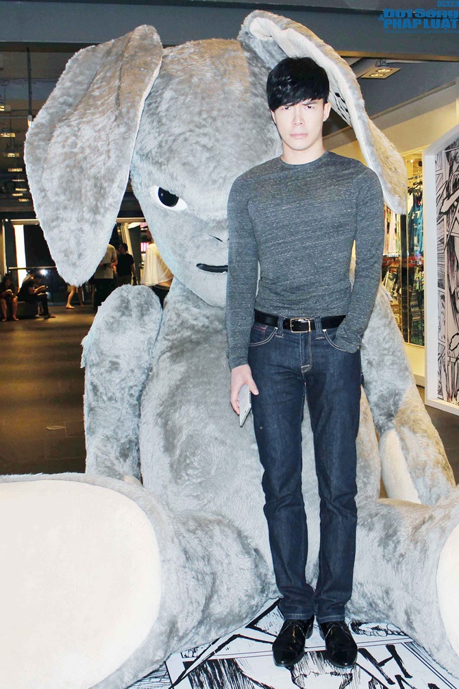 Nathan Lee phấn khích tạo dáng bên thỏ bông khổng lồ tại Thái Lan