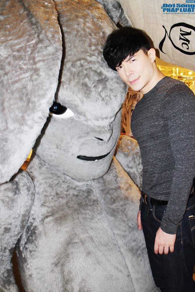 Nathan Lee phấn khích tạo dáng bên thỏ bông khổng lồ tại Thái Lan