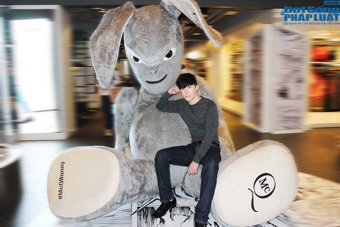 Nathan Lee phấn khích tạo dáng bên thỏ bông khổng lồ tại Thái Lan