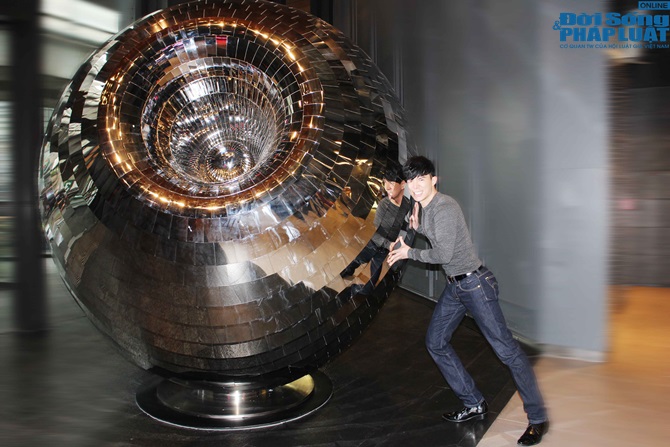 Nathan Lee phấn khích tạo dáng bên thỏ bông khổng lồ tại Thái Lan