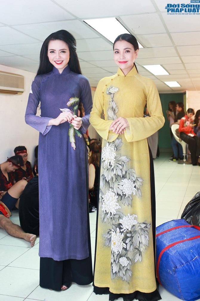  Trà Ngọc Hằng tự lái xế bạc tỉ, mặc ton sur ton Vũ Hoàng Điệp đi