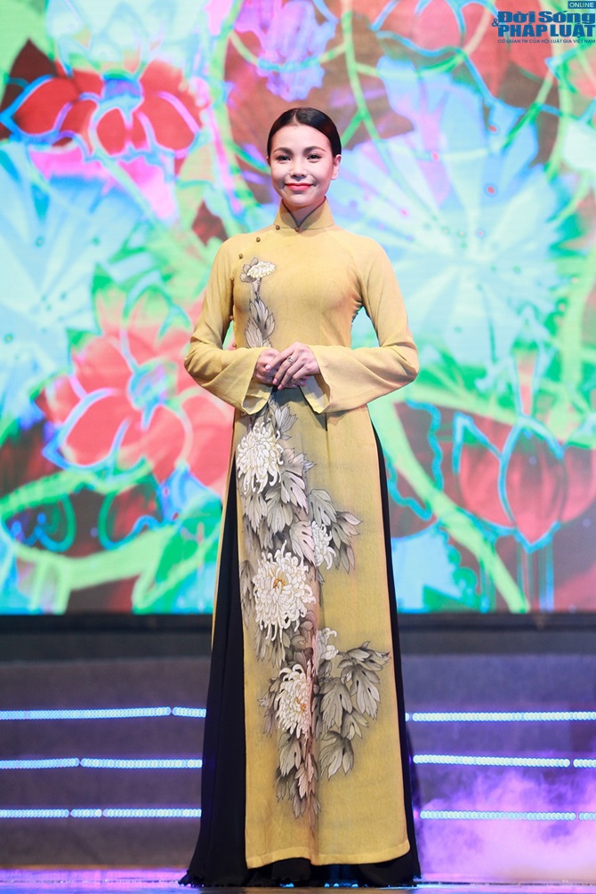  Trà Ngọc Hằng tự lái xế bạc tỉ, mặc ton sur ton Vũ Hoàng Điệp đi