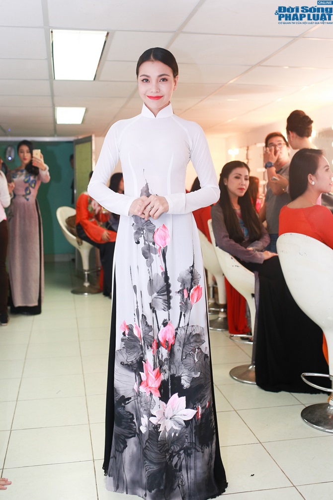  Trà Ngọc Hằng tự lái xế bạc tỉ, mặc ton sur ton Vũ Hoàng Điệp đi