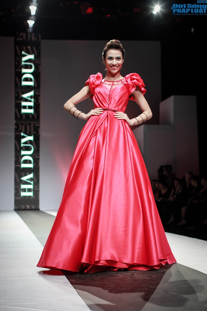 Hồng Quế rạng rỡ diện bộ sưu tập của NTK Hà Duy