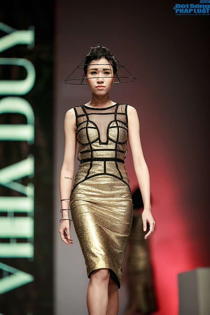 Hồng Quế rạng rỡ diện bộ sưu tập của NTK Hà Duy