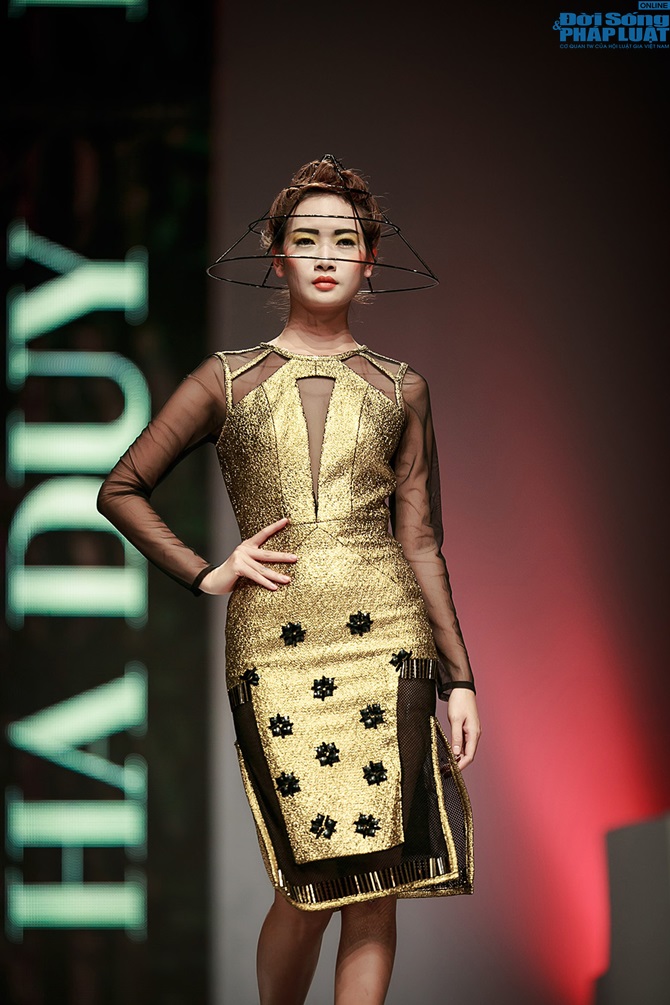 Hồng Quế rạng rỡ diện bộ sưu tập của NTK Hà Duy