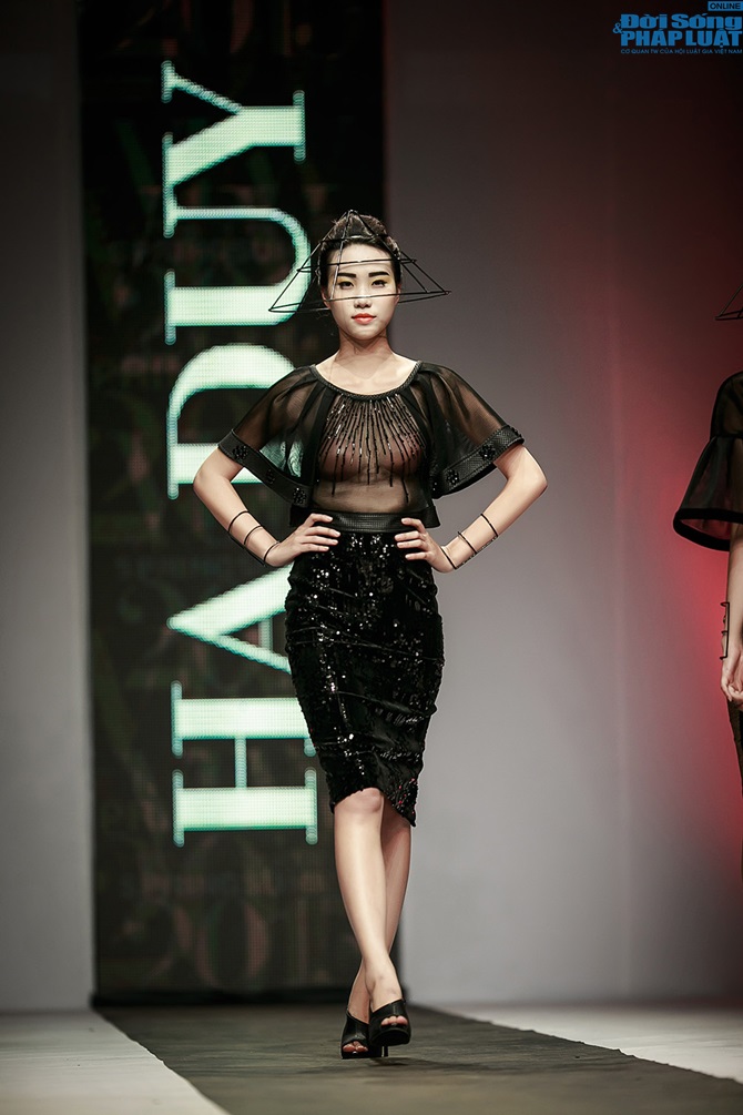 Hồng Quế rạng rỡ diện bộ sưu tập của NTK Hà Duy