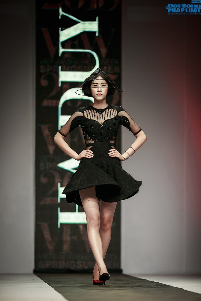 Hồng Quế rạng rỡ diện bộ sưu tập của NTK Hà Duy