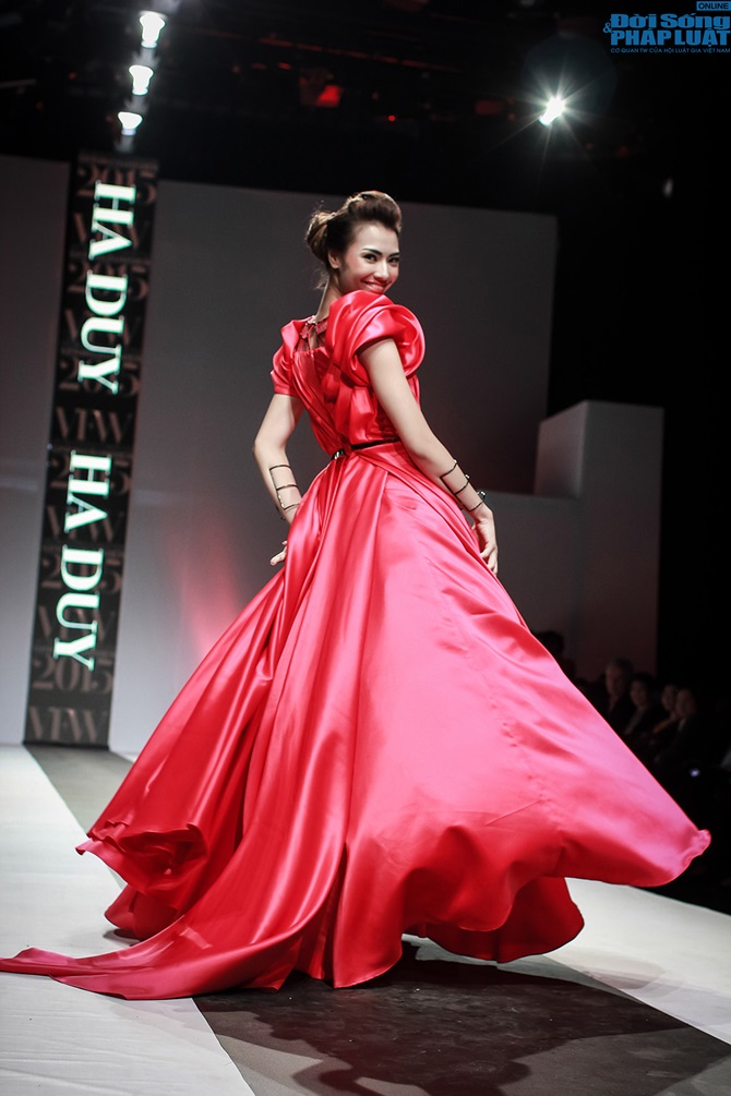 Hồng Quế rạng rỡ diện bộ sưu tập của NTK Hà Duy