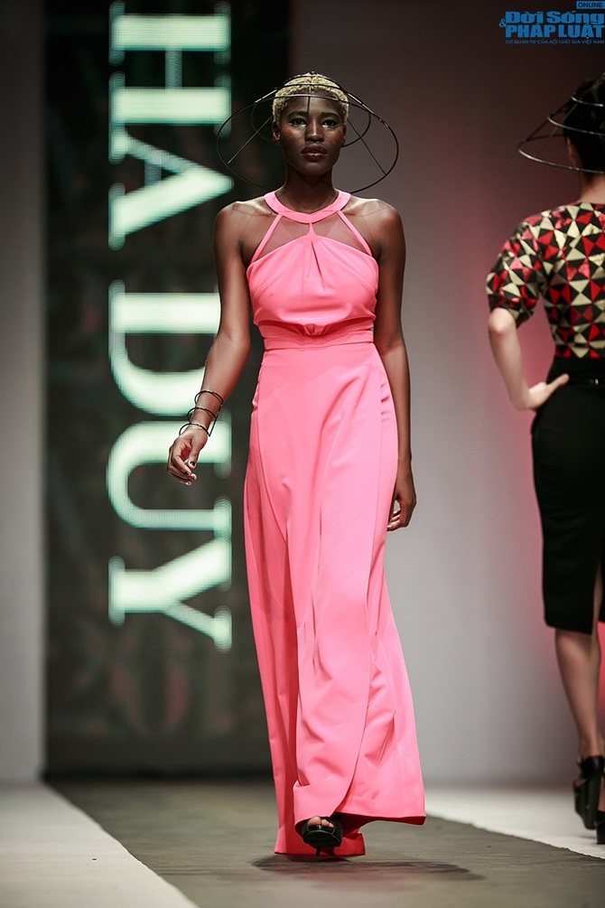 Hồng Quế rạng rỡ diện bộ sưu tập của NTK Hà Duy