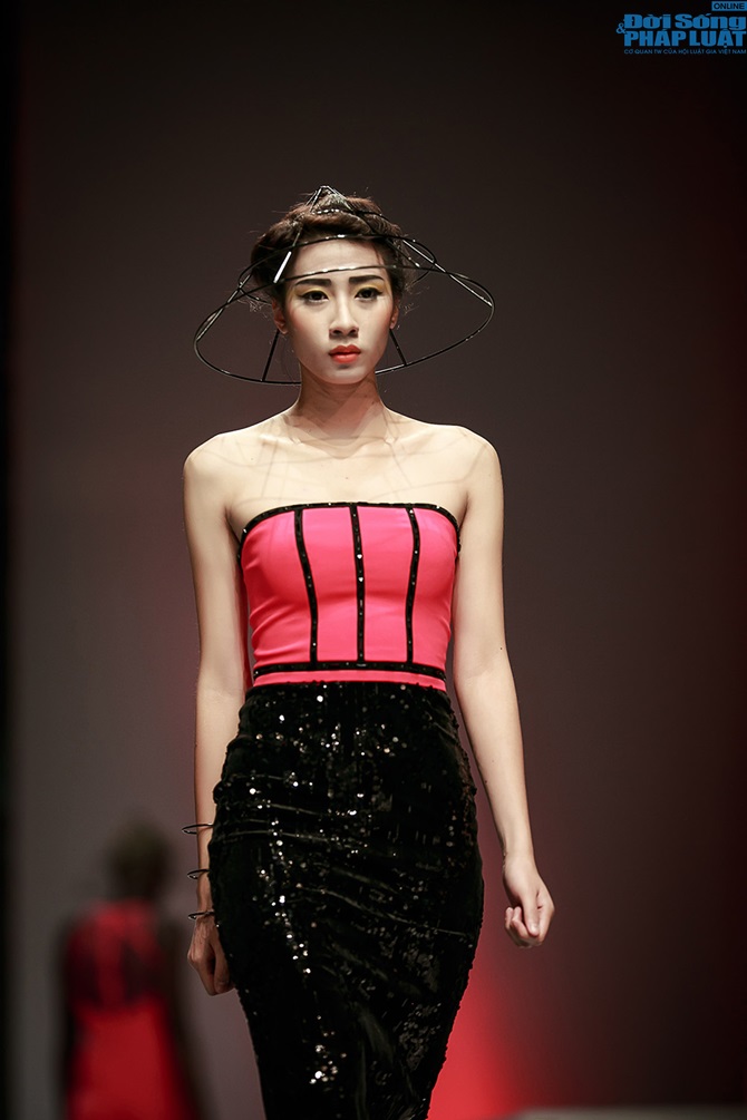 Hồng Quế rạng rỡ diện bộ sưu tập của NTK Hà Duy