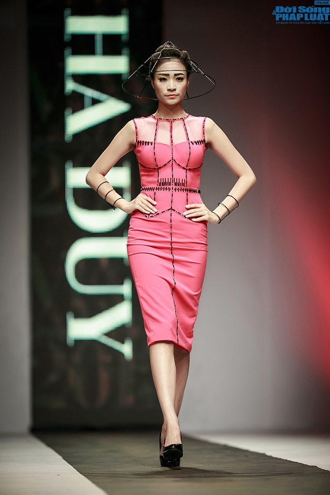 Hồng Quế rạng rỡ diện bộ sưu tập của NTK Hà Duy